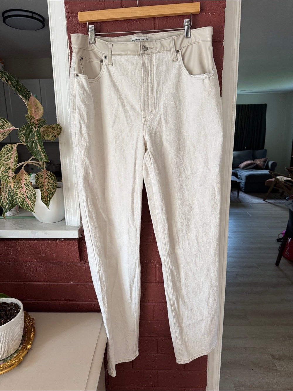 Abercrombie & Fitch 90’s Straight White Jeans with Vegan Leather Waist 33 Long